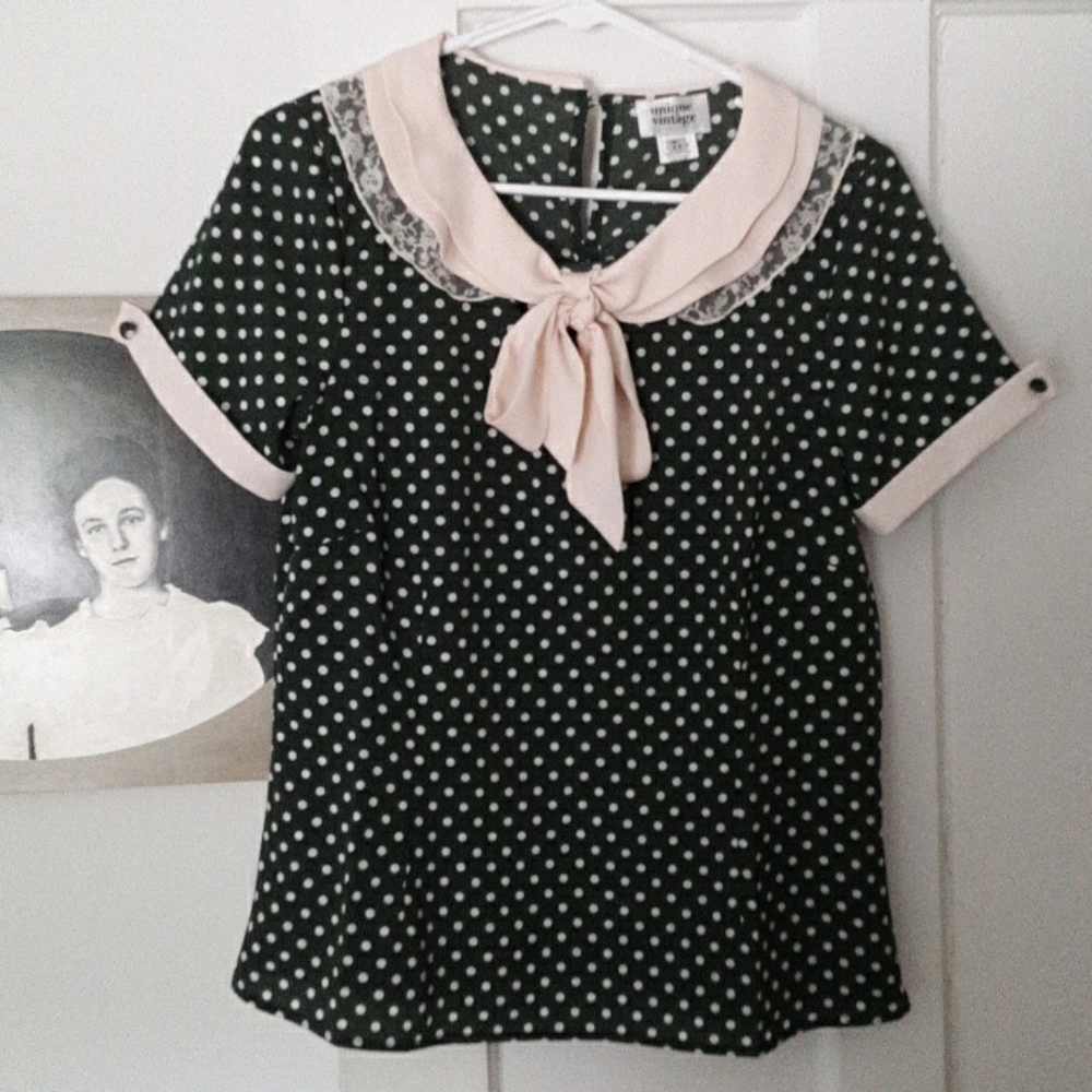 Unique Vintage 1940s Green & Cream Polka Dot Neck
